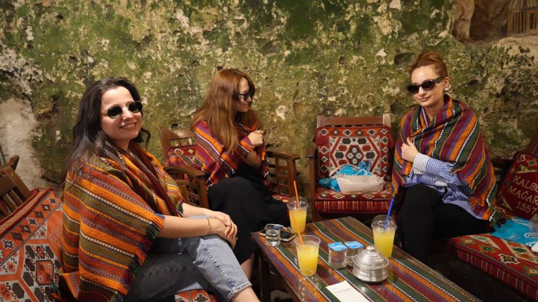 40 derece sıcakta soba yakıyorlar! Kafenin konsepti, görenleri hayrete düşürdü 7